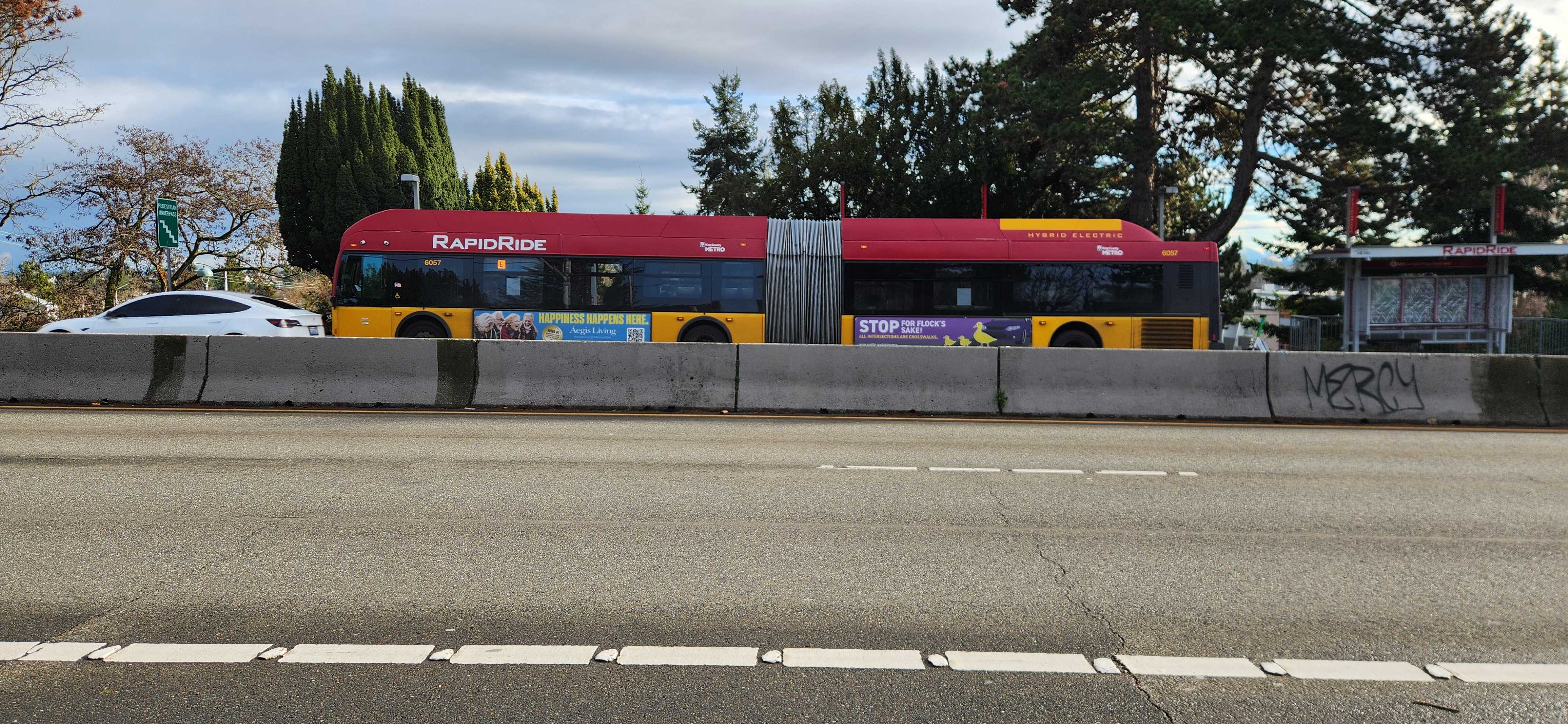 A New Flyer DE60LFR running on the E line on Aurora avenue.